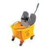 Cubo monoseno con prensa 32L. Compra accesorios de baño industriales en VenusCatalogo.com